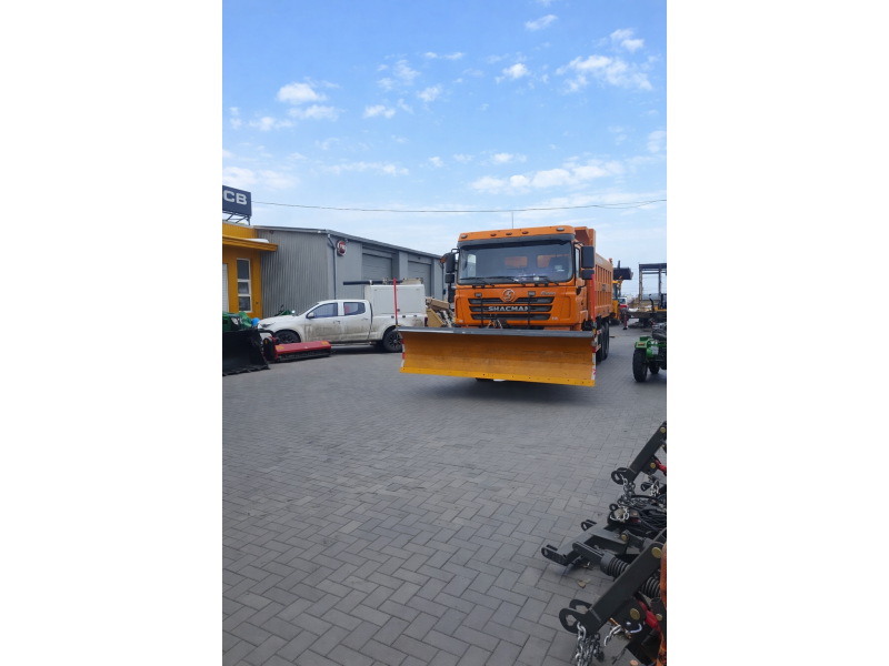 Mașină comunală multifuncțională Shacman F3000 6x4 cu distribuitor de material antiderapant și lamă de deszăpezire (LA COMANDA)
