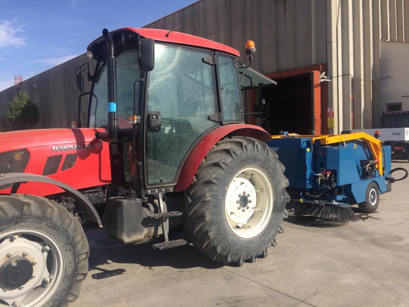 Mașină de măturat stradală tractată ÇELİK2000 în Moldova de la Eximotor SA