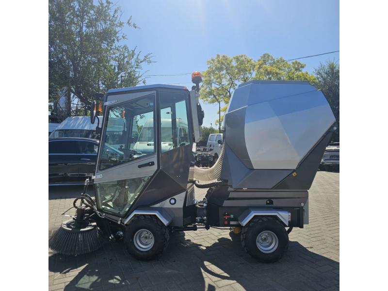 Мини подметально-уборочная машина  MN-F2000