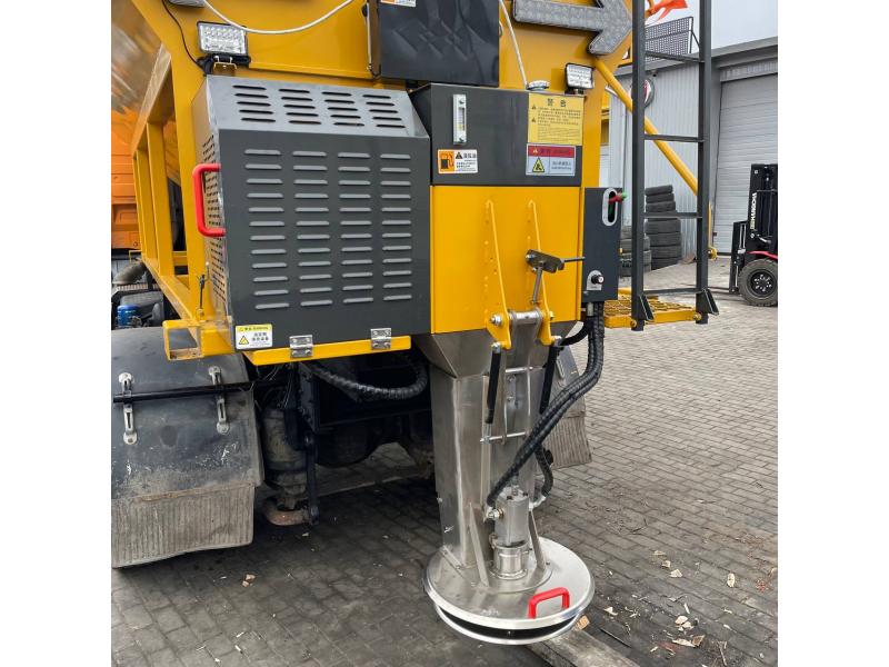 Комбинированная дорожная машина (пескоразбрасыватель , снежный отвал, щетка) (ПОД ЗАКАЗ)