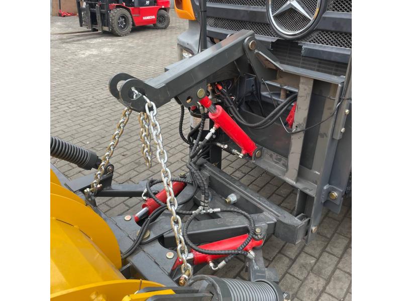 Комбинированная дорожная машина (пескоразбрасыватель , снежный отвал, щетка) (ПОД ЗАКАЗ)