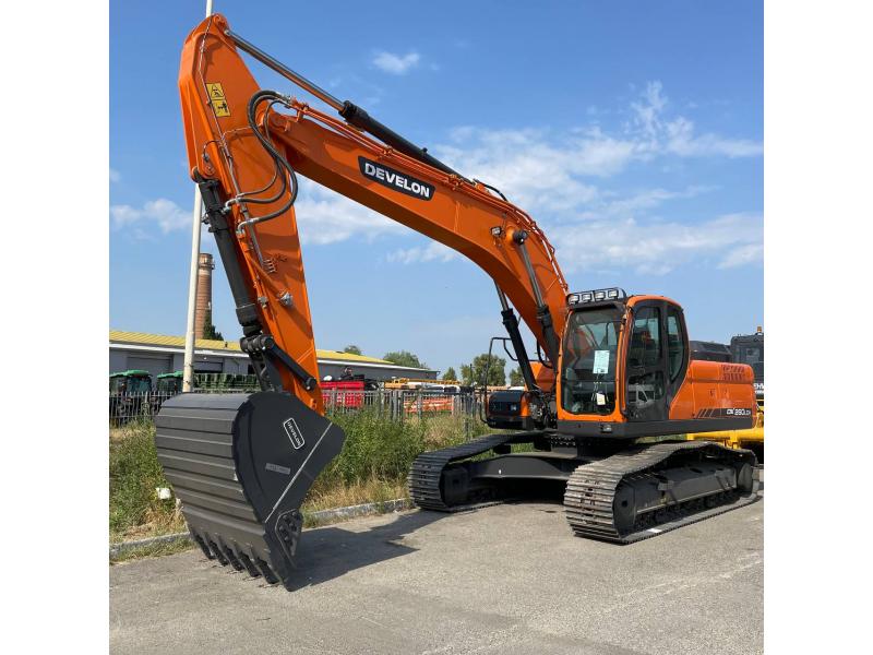 Excavator Develon DX260LCA