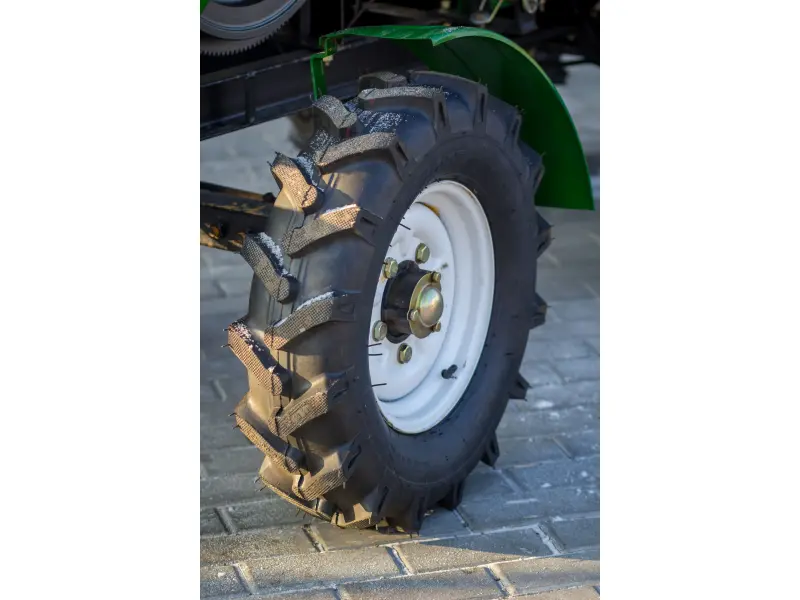 Tractor BIZON 200  (20 c.p)