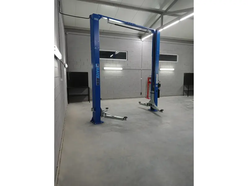 Elevator cu două coloane Hauvrex 4 tone cu sincronizare superioară, tensiune 380 V, model HTL3040.
