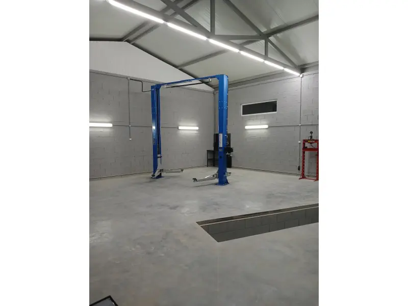 Elevator cu două coloane Hauvrex 4 tone cu sincronizare superioară, tensiune 380 V, model HTL3040.