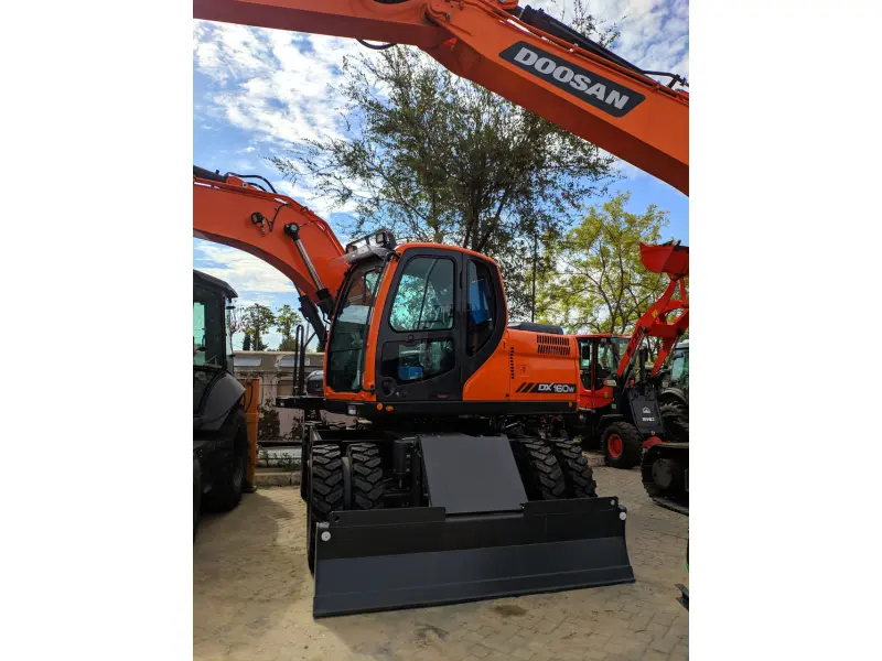 Excavatorul pe roți Doosan DX160W